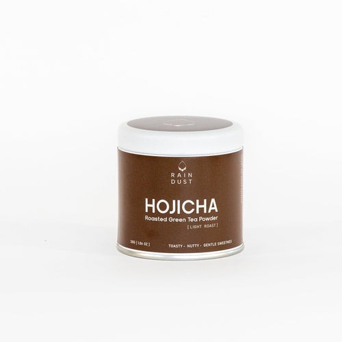 Hojicha roasted green tea powder is a smooth and calming Japanese tea made from gently roasted green tea leaves. It offers a warm, toasty aroma with nutty undertones and a subtle caramel-like sweetness. Naturally low in caffeine, this comforting hojicha is perfect for lattes, slow mornings, and evening relaxation. Its balanced flavor profile makes it an ideal choice for mindful rituals, pairing beautifully with desserts or enjoyed on its own as a clean, grounding tea experience.
