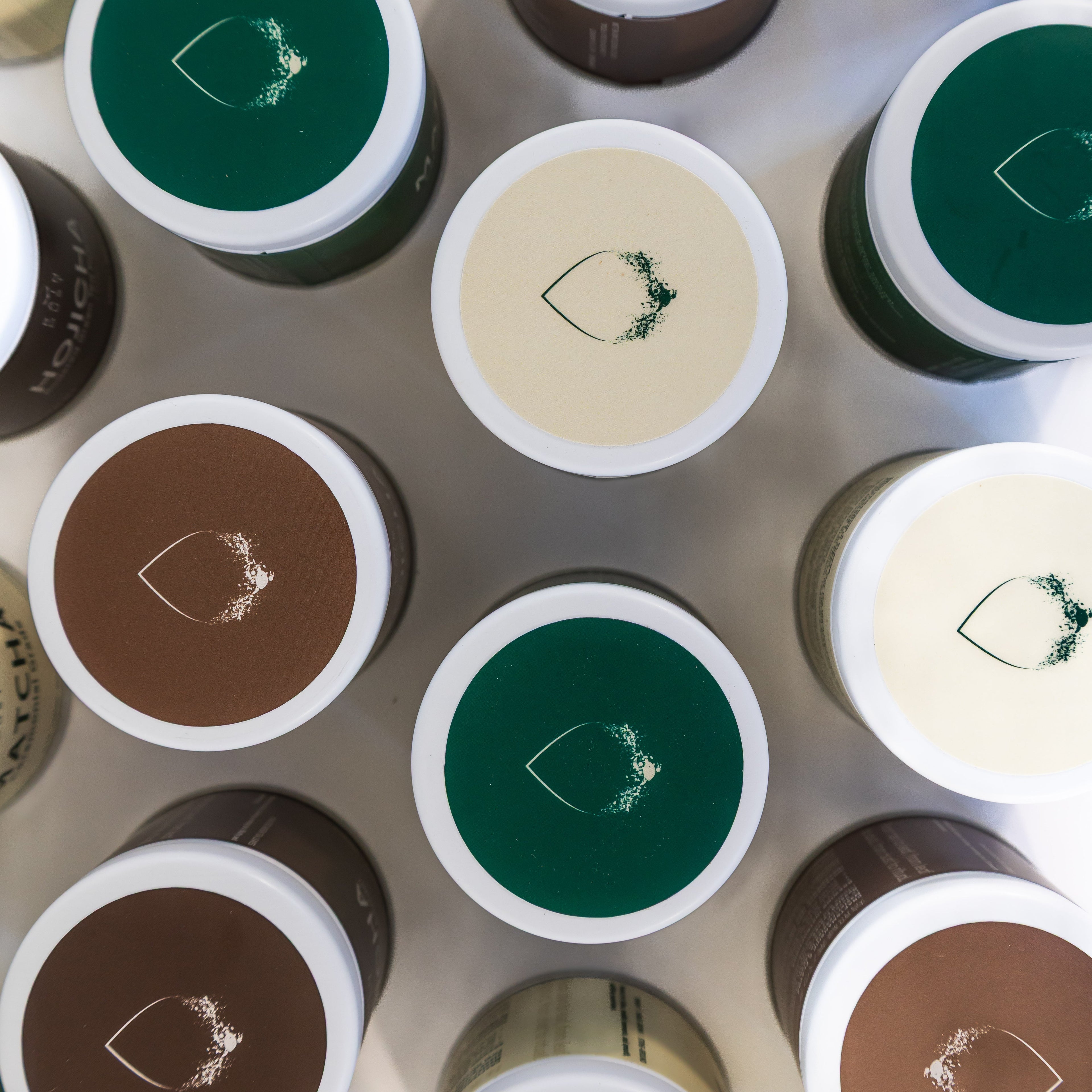 Calming hojicha roasted green tea powder with smooth toasty, nutty, caramel-like notes. Perfect for cozy lattes, mindful rituals, and peaceful daily tea moments.